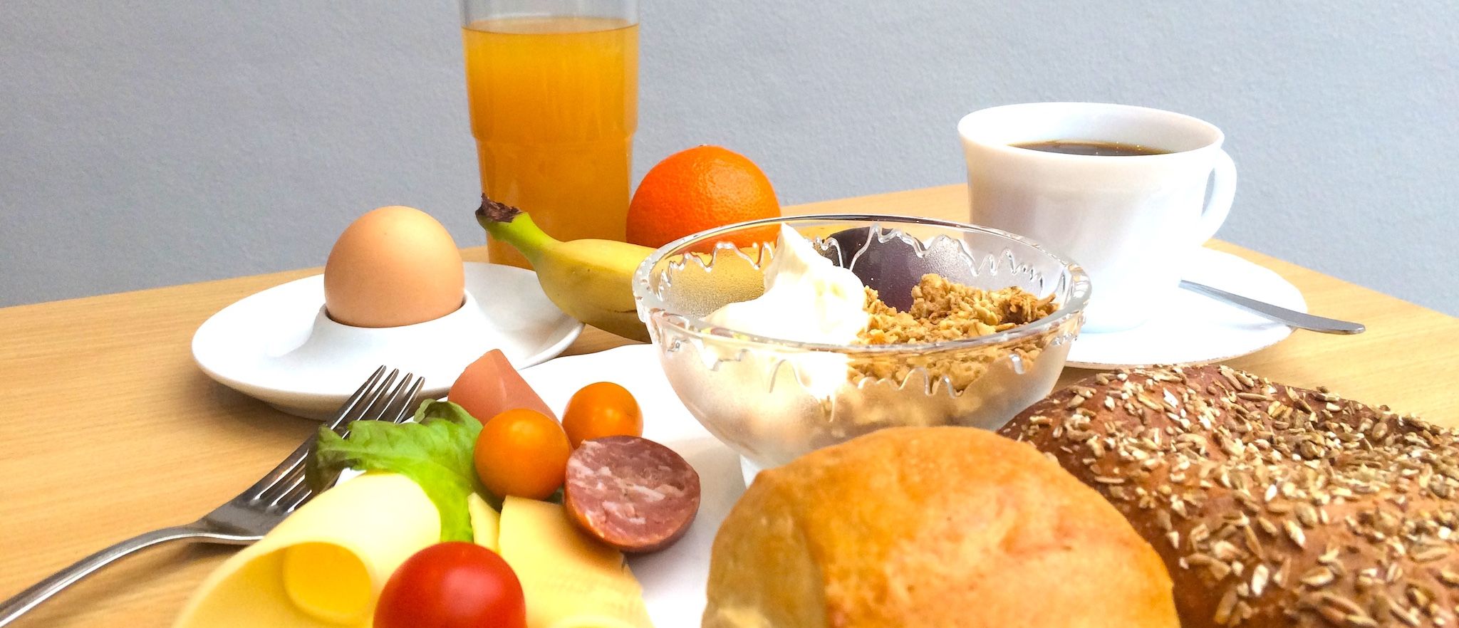 fruestuecksite Üppiges Frühstück mit Kaffee, Brötchen, Marmelade, Käse, Wurst und mehr